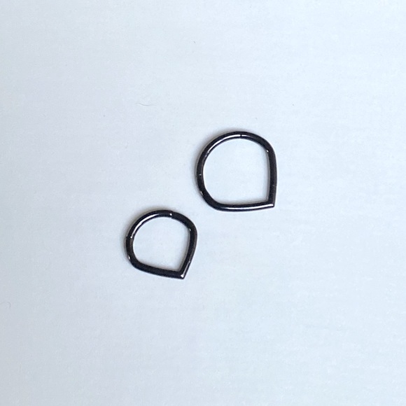 ♠️ Triangular Black Septum Seamless Hinge Clicker ♠️ - Picture 3 of 4